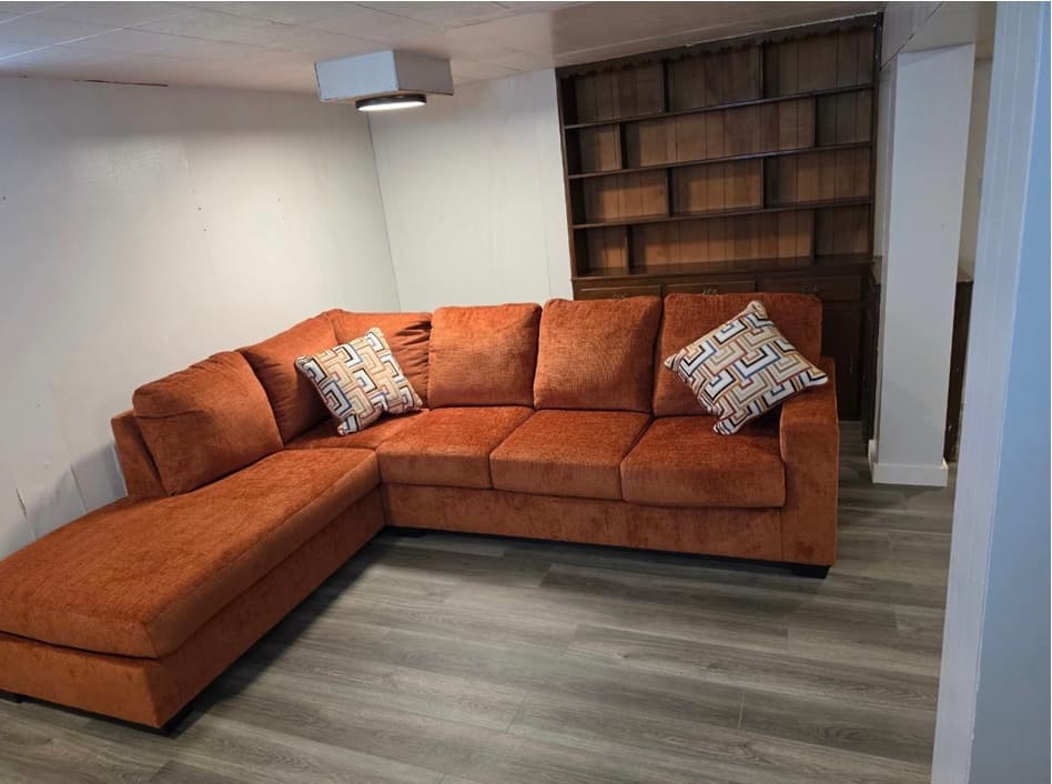 Sala de sótano terminada con almacenamiento integrado de la galería de JVF